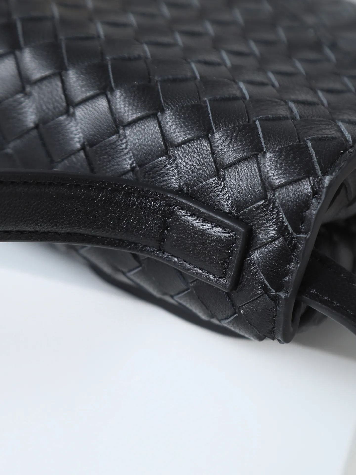 980 BV's new early spring Knot Lock series of new bags are now on the market! The entire bag shape is presented with 10mm Intrecciato weaving technology, and is equipped with Knot x3 rotating buttons! There are compartments and multiple card slots inside! It is a versatile commuter bag that can be used in various occasions. It has multiple carrying methods, and the shoulder strap is also detachable, such as hand-held, shoulder-carrying, and cross-body. Retro and fashionable, the exquisite old money style is easy to handle! Size: 25*16*5.5cm Style number: 817191